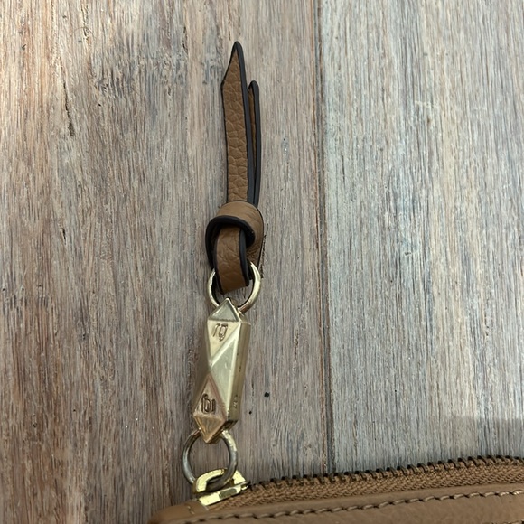 ROMYGOLD Leather clutch signature ROMYGOLD “slash" leather clutch tan color - Picture 4 of 14